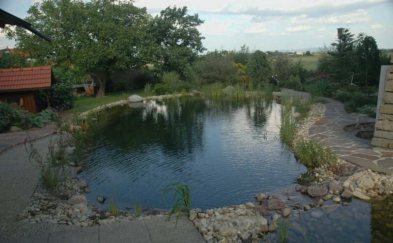 Schwimmteich mit Natursteinrand