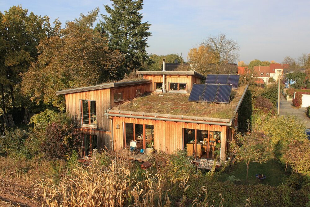 Holzhaus mit Gründach und Photovoltaik